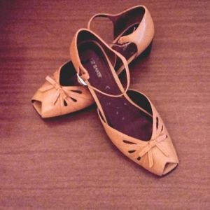 Vtg. Liz Baker open toe heels with ankle strap in tan